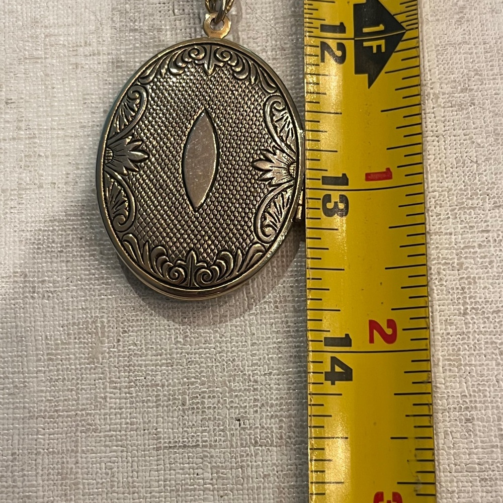 Vintage large Victorian style Gold Locket Necklace. GUC! - Picture 7 of 8